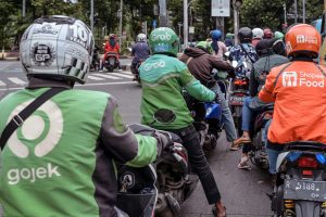Riset menunjukkan ojek online bisa pangkas polusi udara jika dipadukan dengan KRL dan Transjakarta