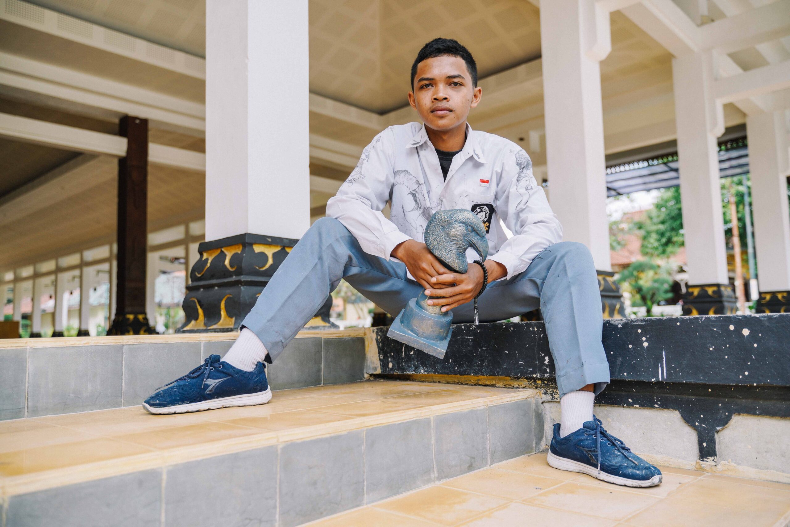Nova memamerkan piala elang, karya patung yang akan ia pamerkan di pameran angkatan SMSR.jpg