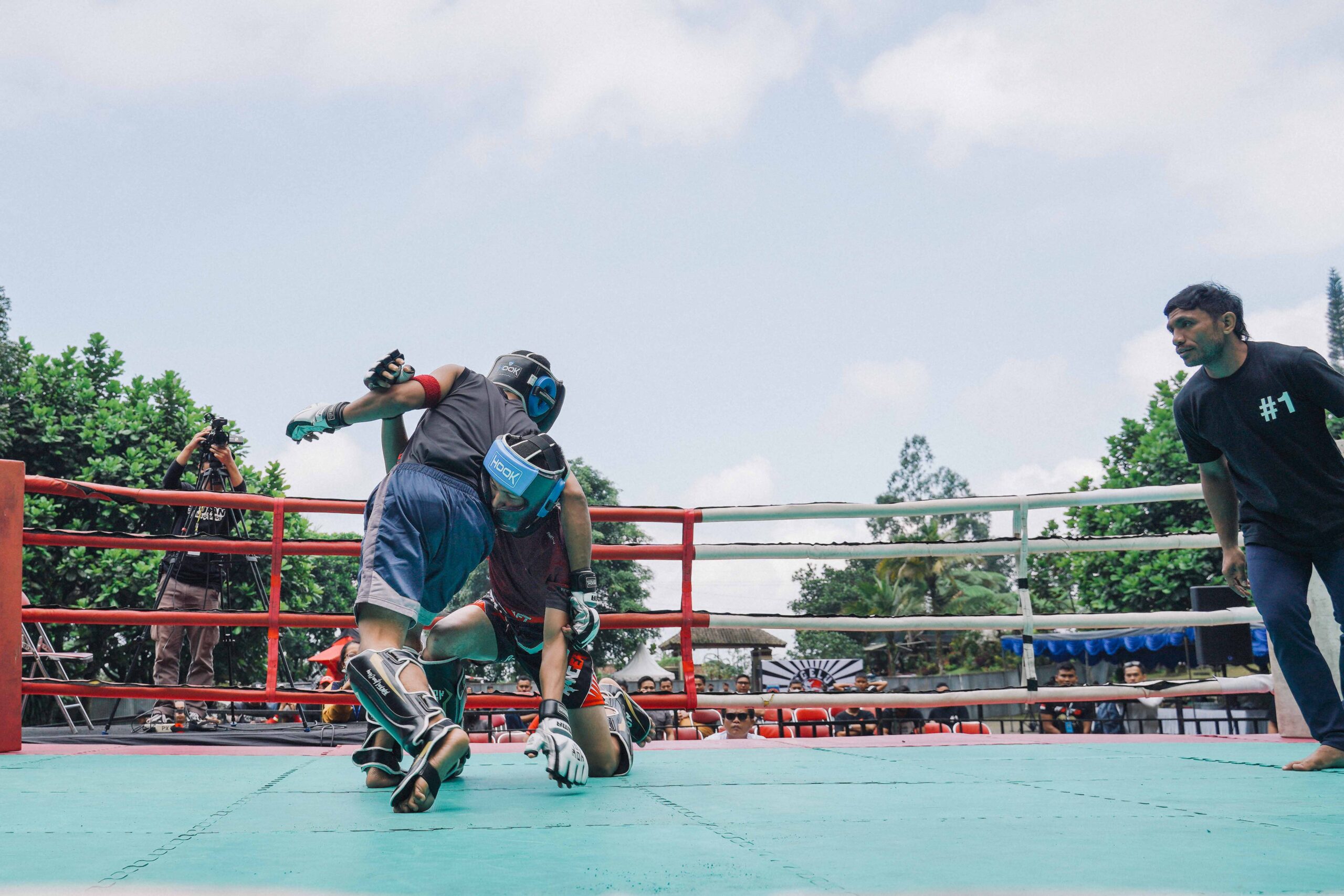 Nova dan lawannya bertanding di ring.jpg