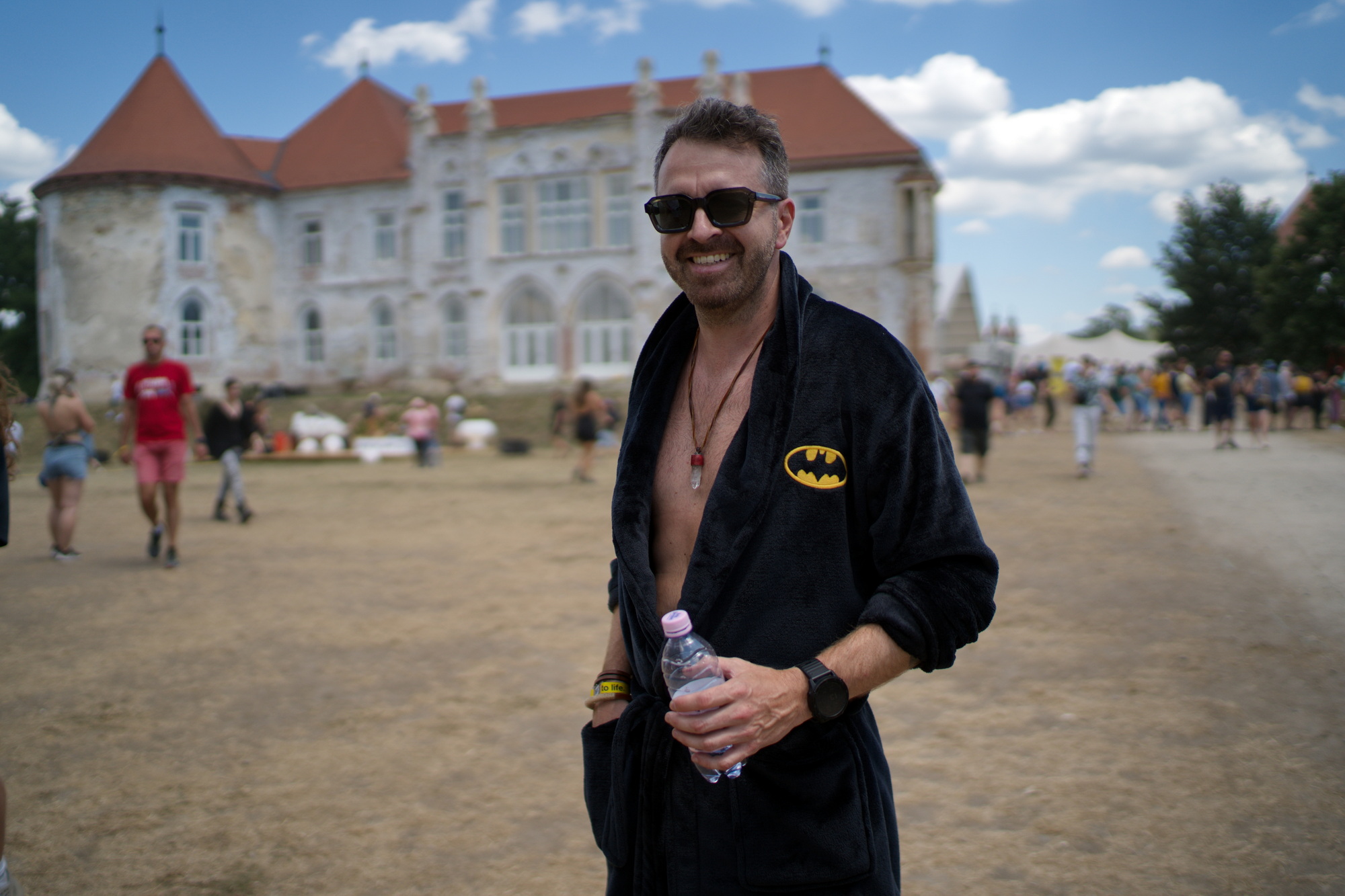 Electric Castle editia 8 cluj bontida festival muzica romania oameni fotografii umbra halat