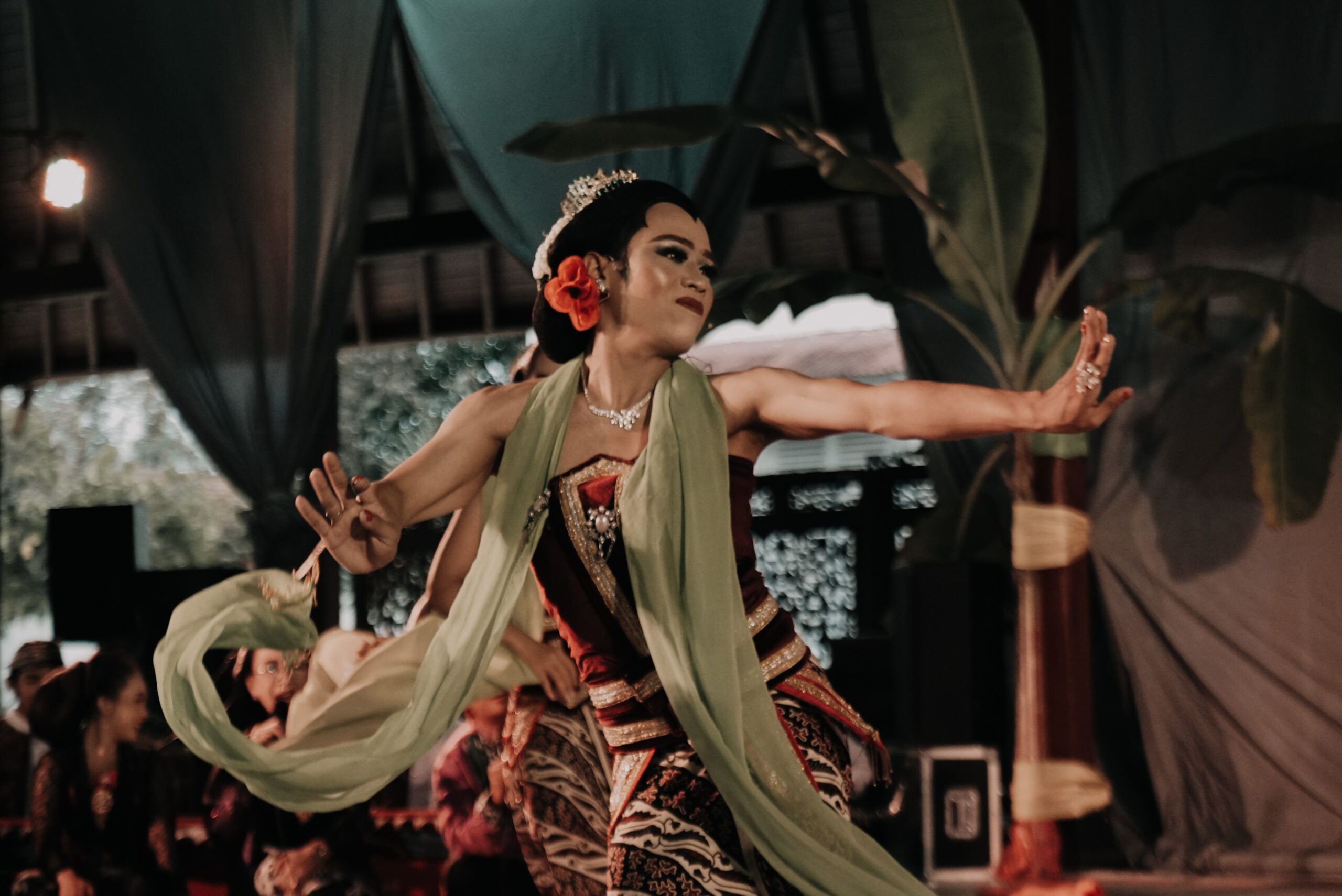 Penampilan lengger Yusup yang begitu memikat berdandan sebagai perempuan (Ardy Cahyo).jpg