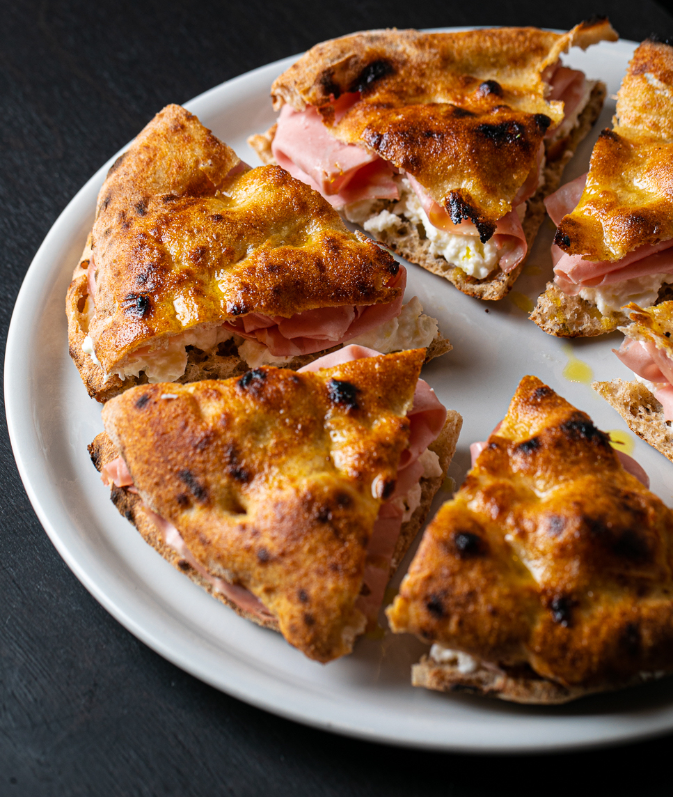 Pizza ripiena con bufala e mortadella.jpg