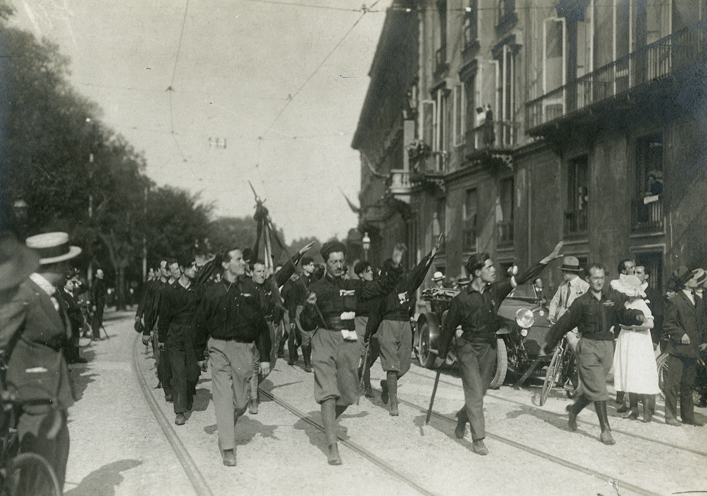 fascisti-strade-milano-1922.jpg