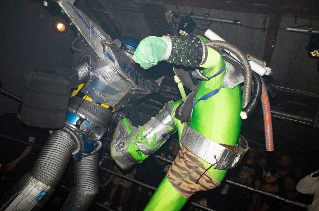 Uitzinnige foto’s van een ondergrondse Duitse worstelshow