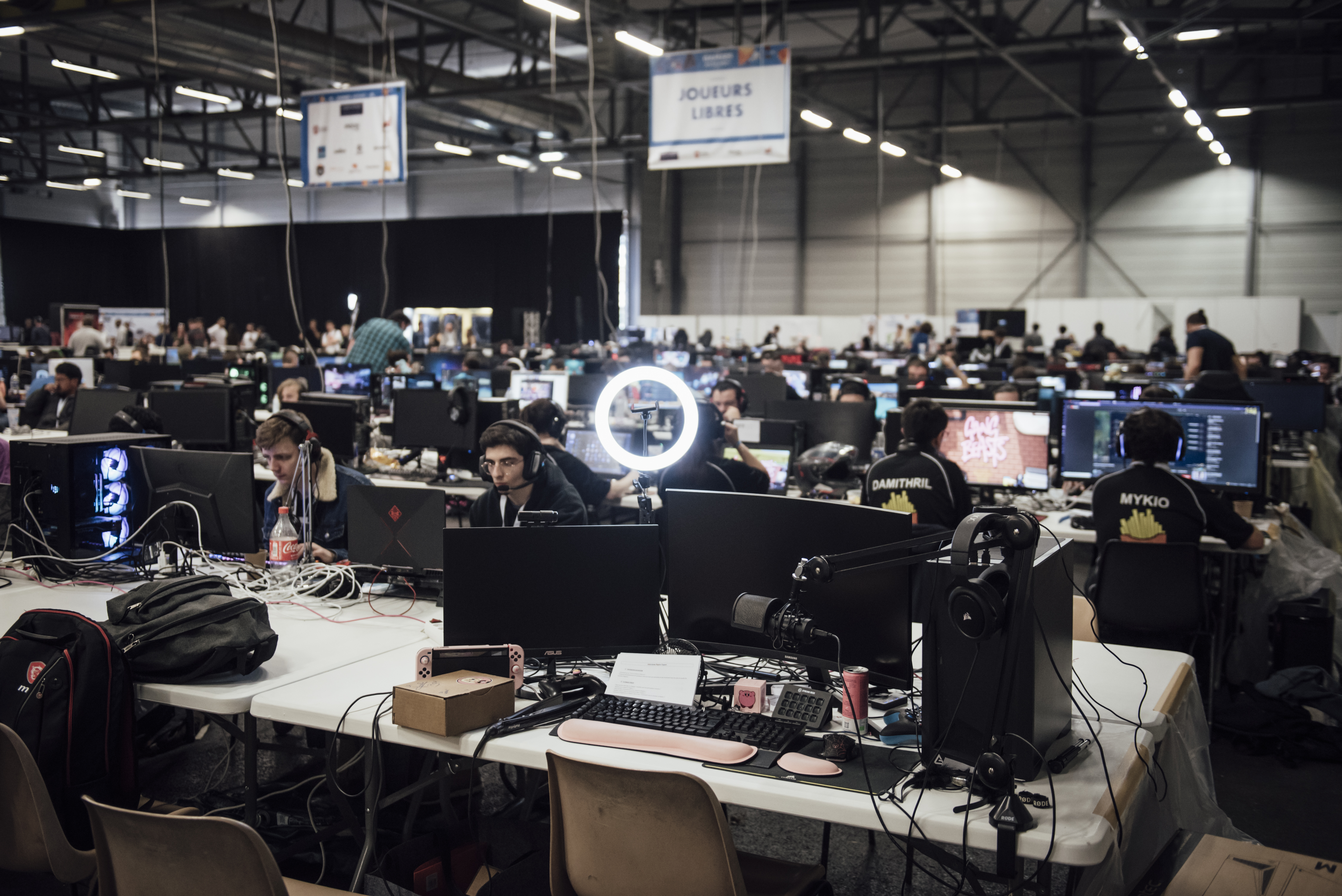 Gamers Assembly, LAN party – rows of gamers playing.