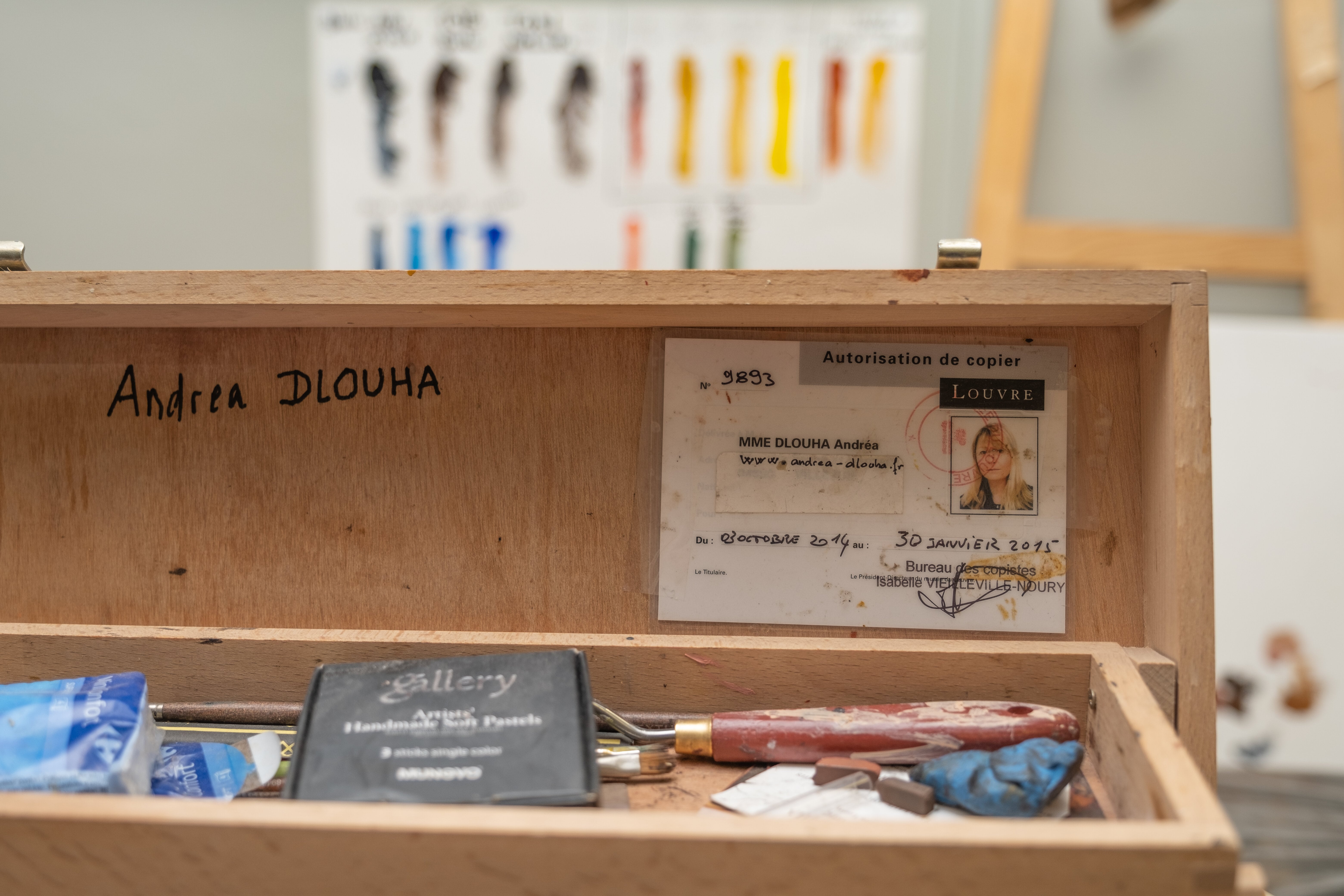 Andréa Dlouha, reproduction artist – photo of a wooden box containing some tools and a small badge reading