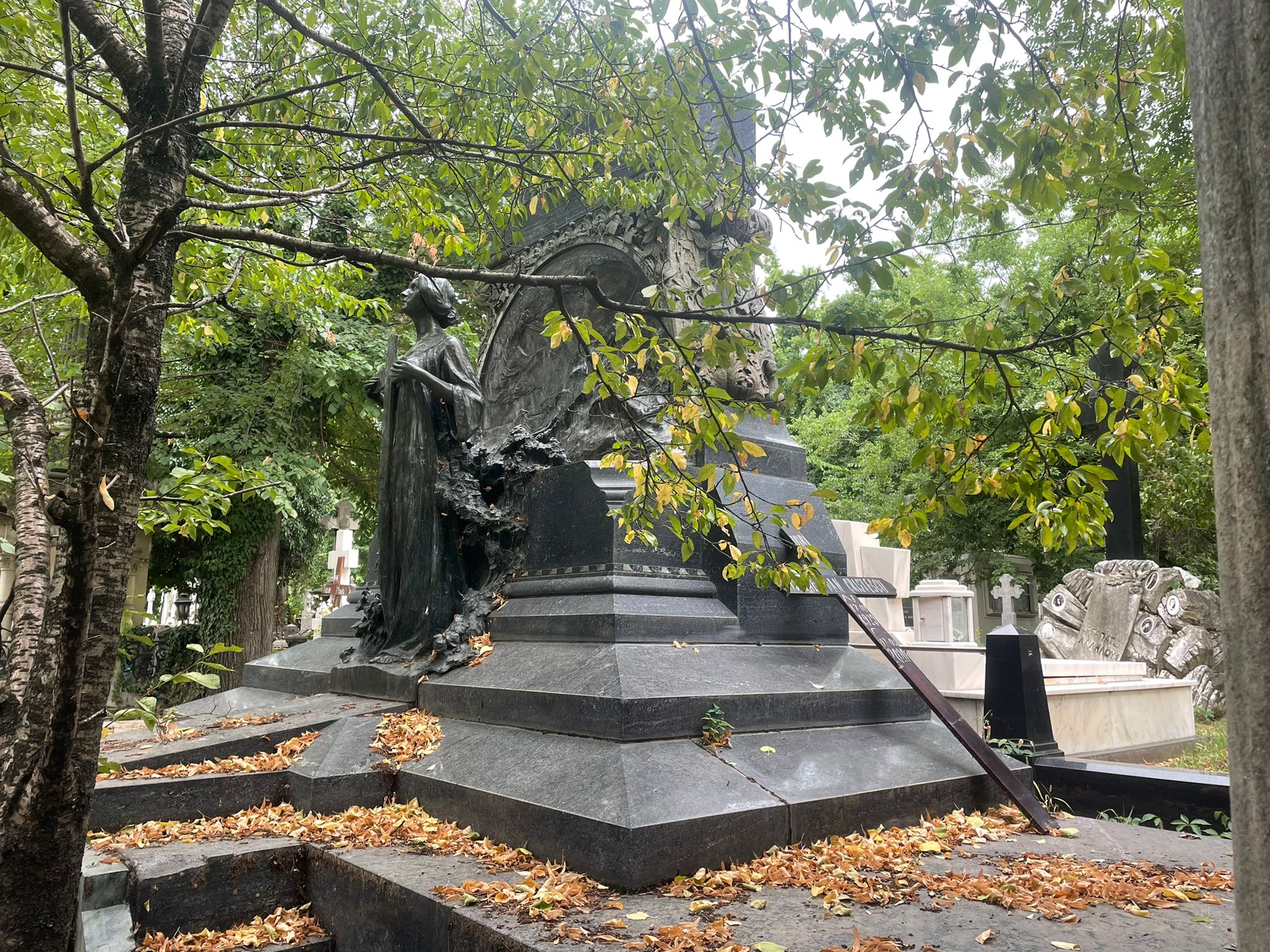 atractii turistice cimitirul bellu excursie tur ghidat