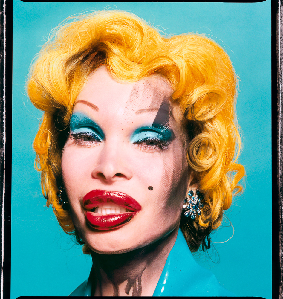 Model Amanda Lepore trägt starkes Make-up, das Marilyn Monroe nachempfunden ist.