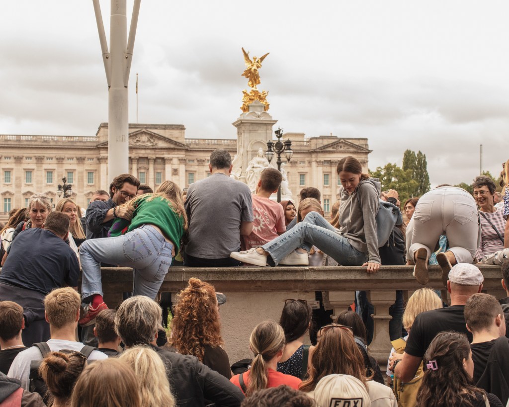 Surreal Photos of London in the Aftermath of the Queen’s Death