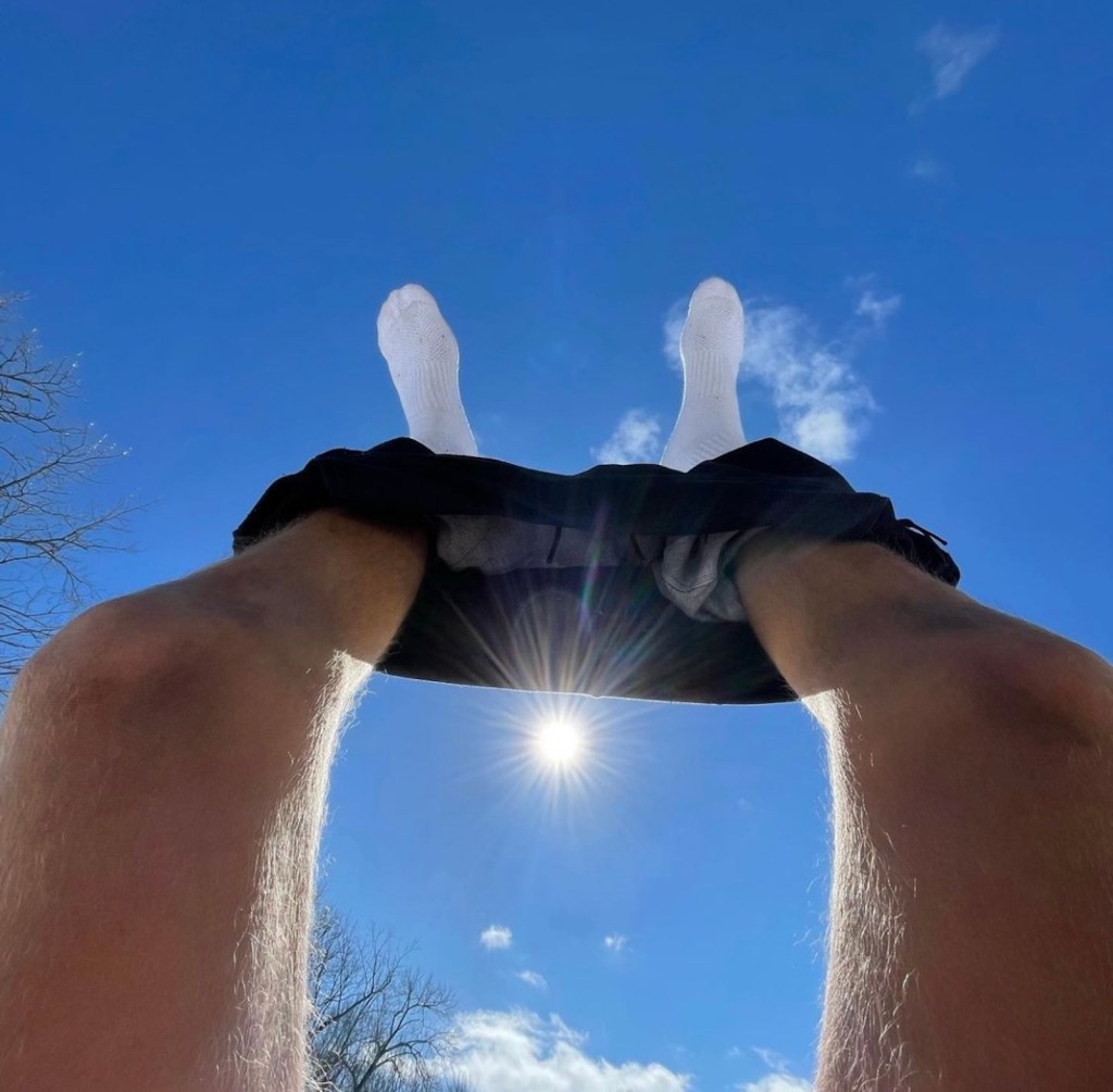 Waarom houden mensen op TikTok hun blote bilnaad in de zon?