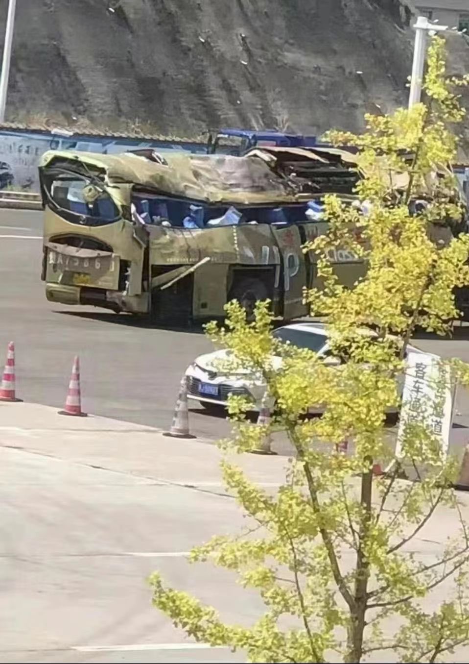 AN IMAGE CIRCULATING ON SOCIAL MEDIA SHOWS THE STATE OF THE BUS AFTER THE CRASH.