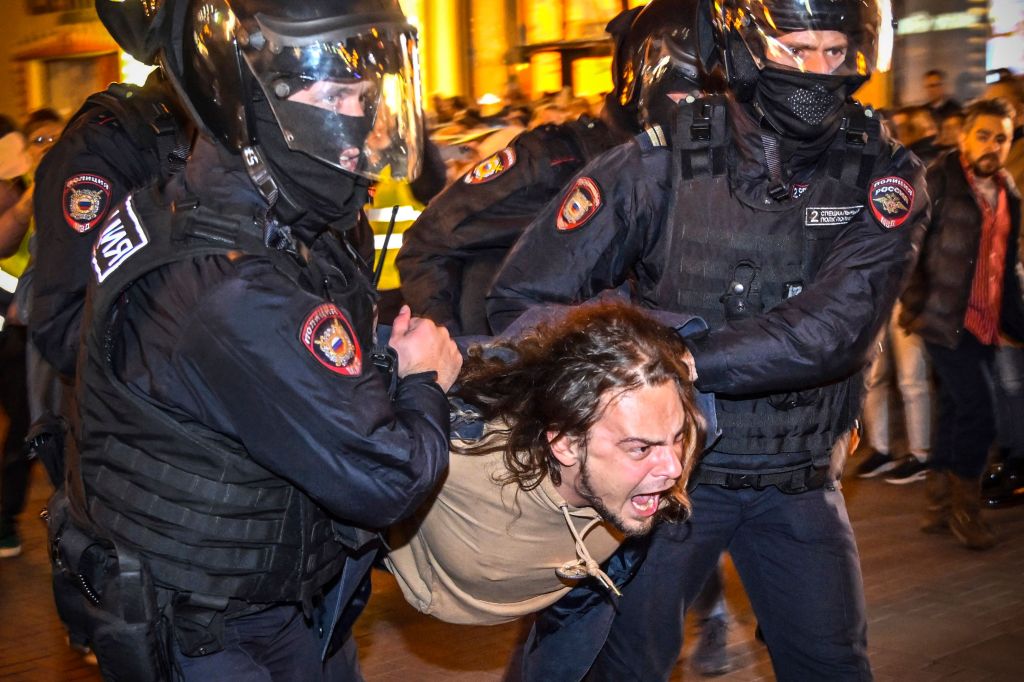 Muškarcima koji protestuju protiv rata u Rusiji navodno preti slanje u vojsku