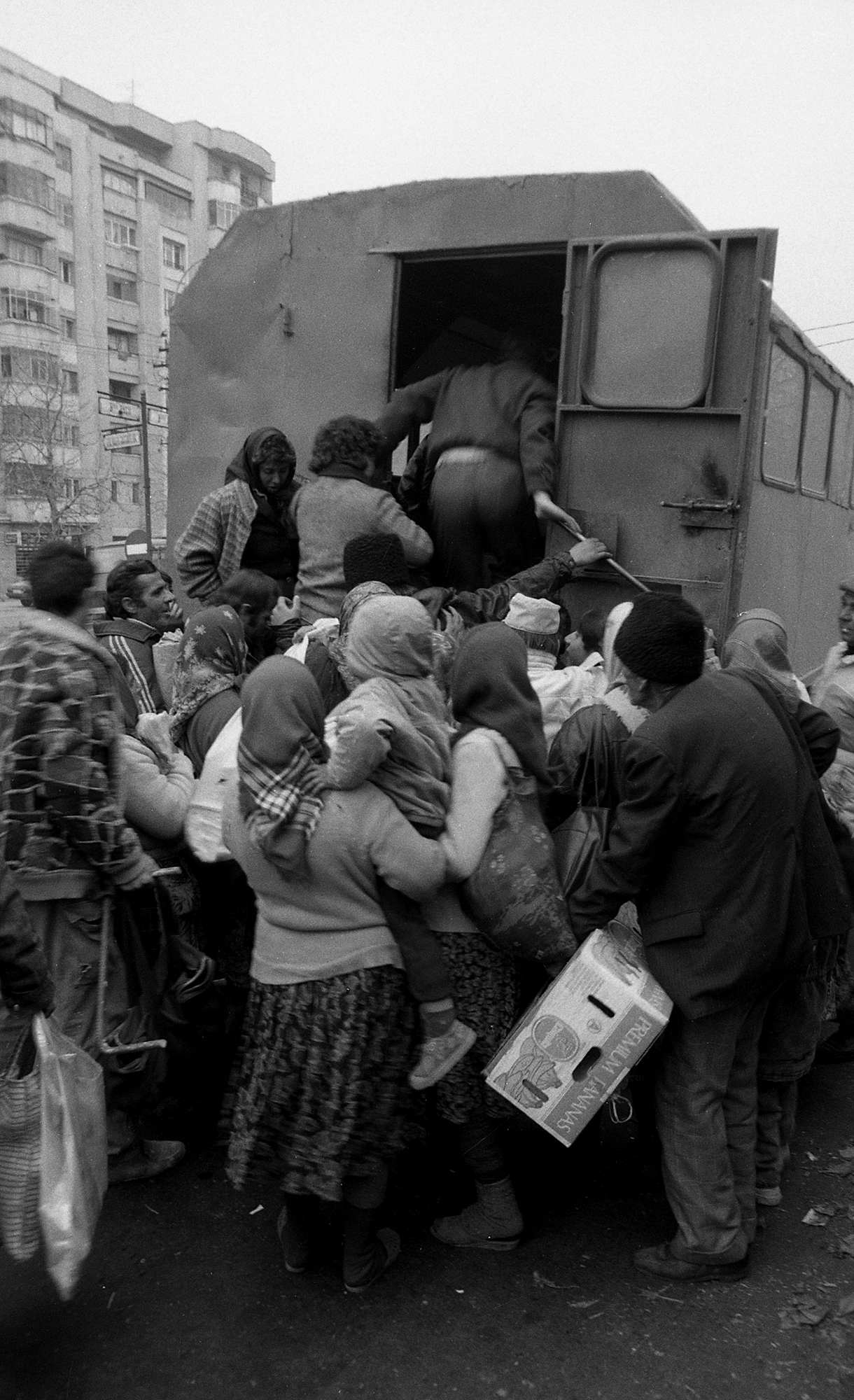 bucuresti anii 90 fotografii romania dupa revolutie democratie alimente microbuz