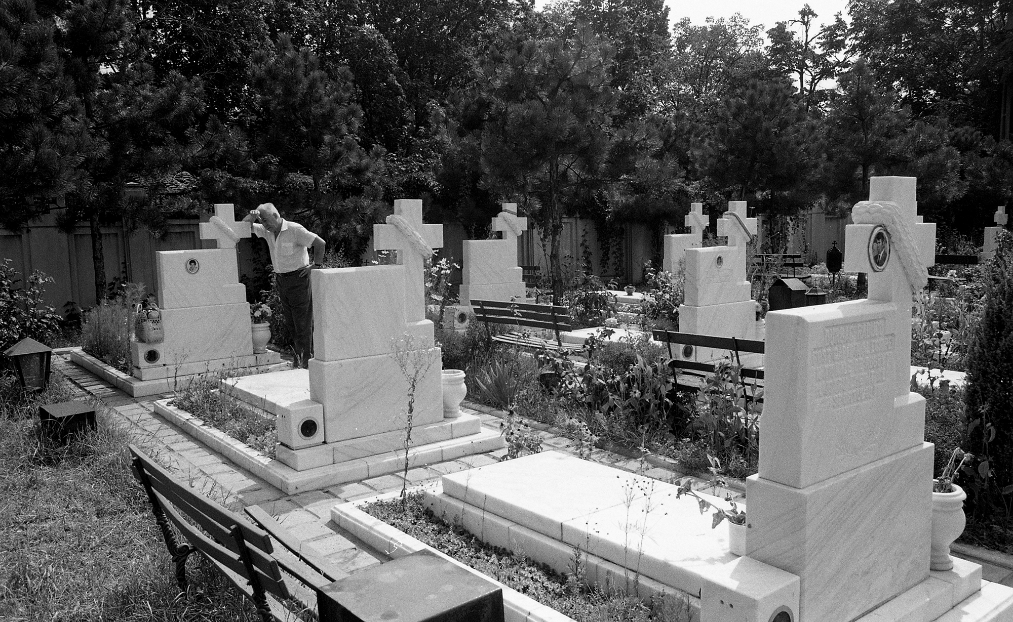 bucuresti anii 90 fotografii romania dupa revolutie democratie cimitir