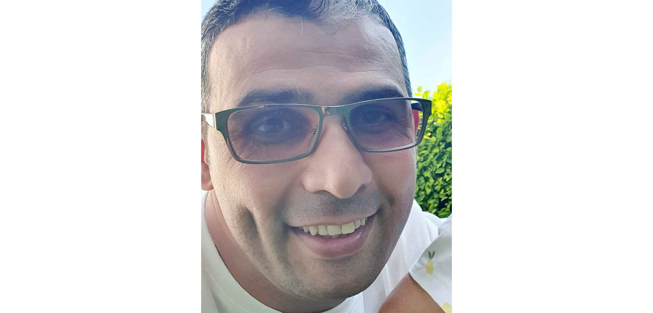 Ein Mann mit Brille schaut freundlich.