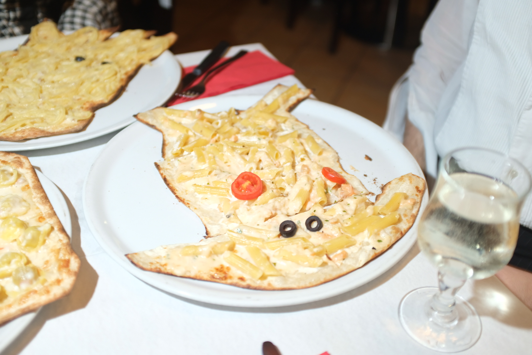 Pizza con pennette al salmone.JPG