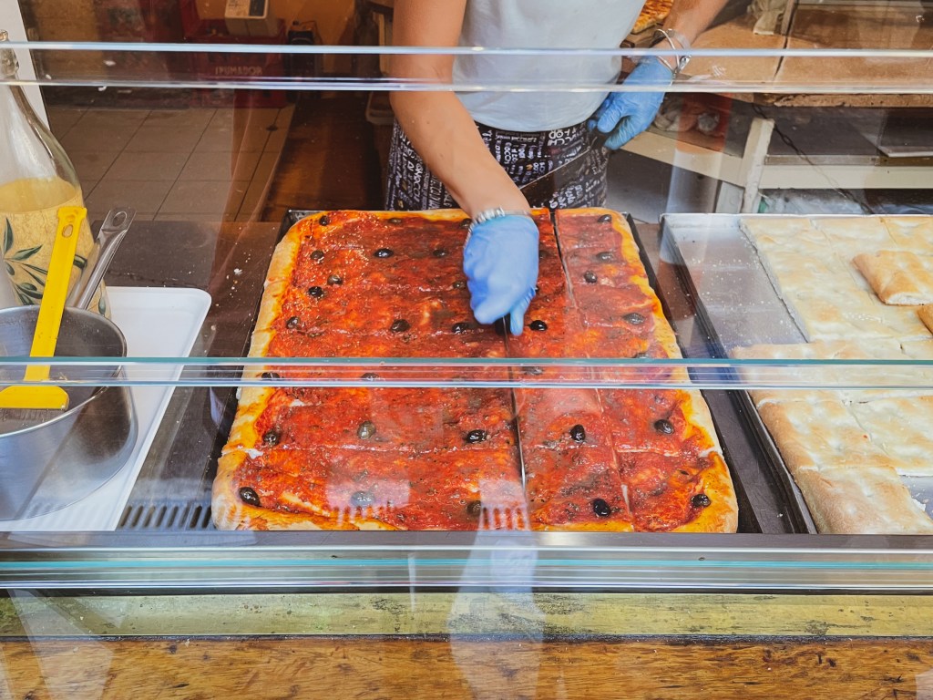 Il mio tour alla ricerca della sardenaira, la “non pizza” con acciughe fra Liguria e Francia
