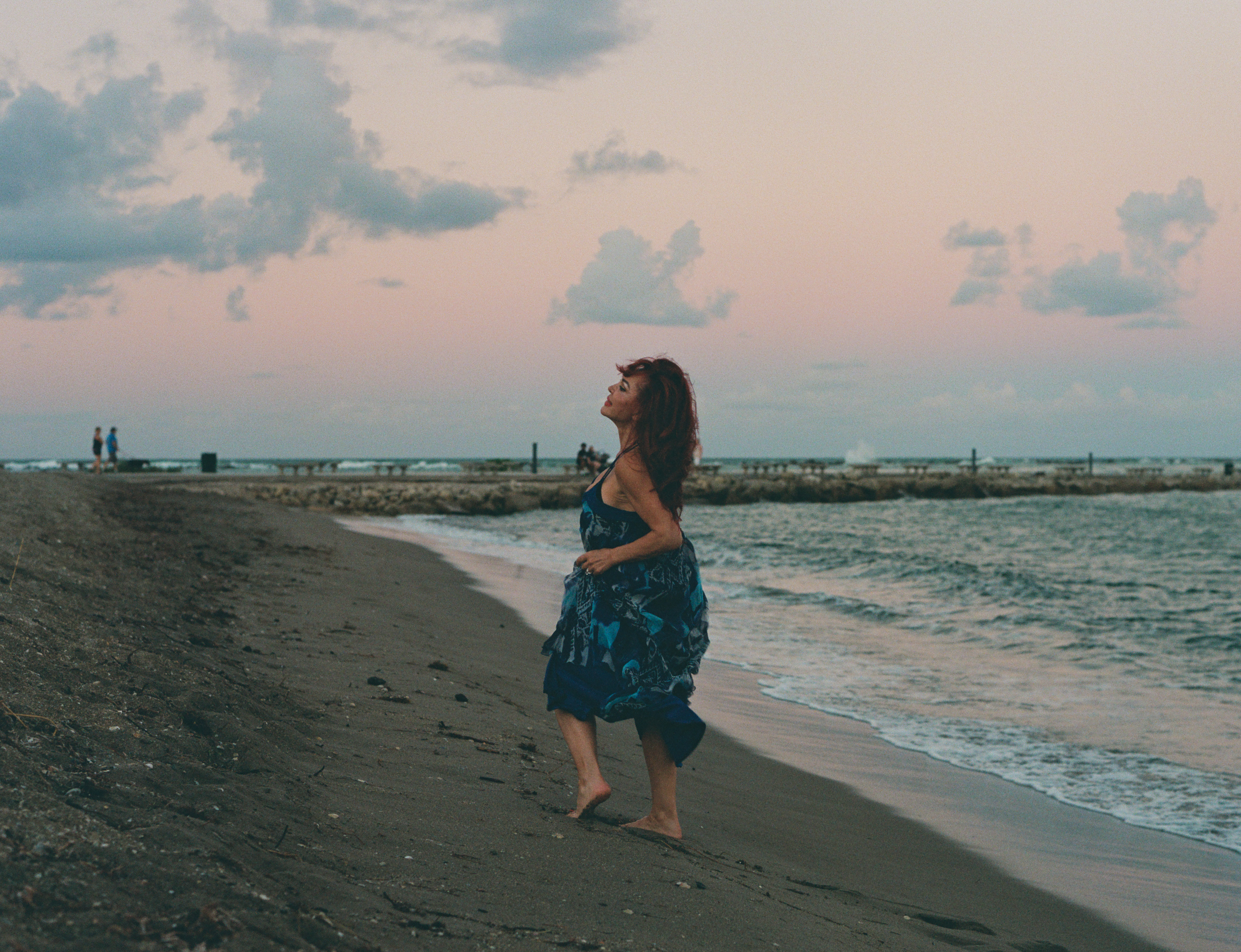 Vanessa rent over een strand tijdens zonsondergang