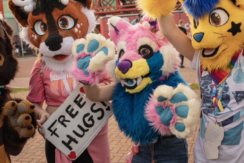 Seri Foto Pemandangan Seru Furry dan Cosplayer Bersatu dalam Comic Con