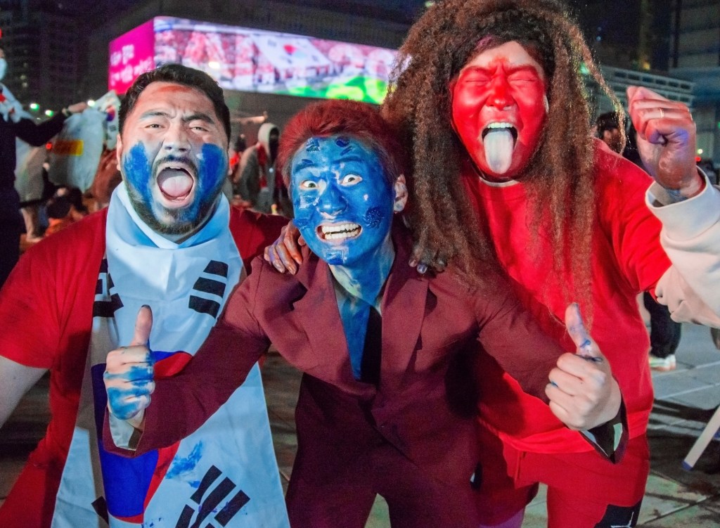 Photos of Emotional Fans Watching South Korea’s First Qatar World Cup Match