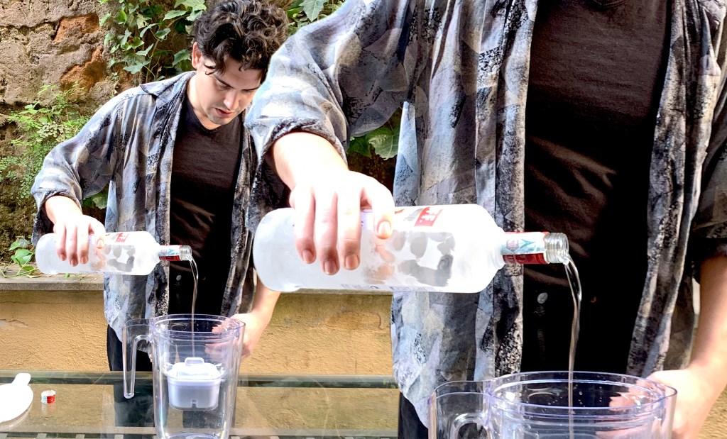 Ho filtrato della vodka economica con le caraffe dell’acqua per migliorarne il sapore