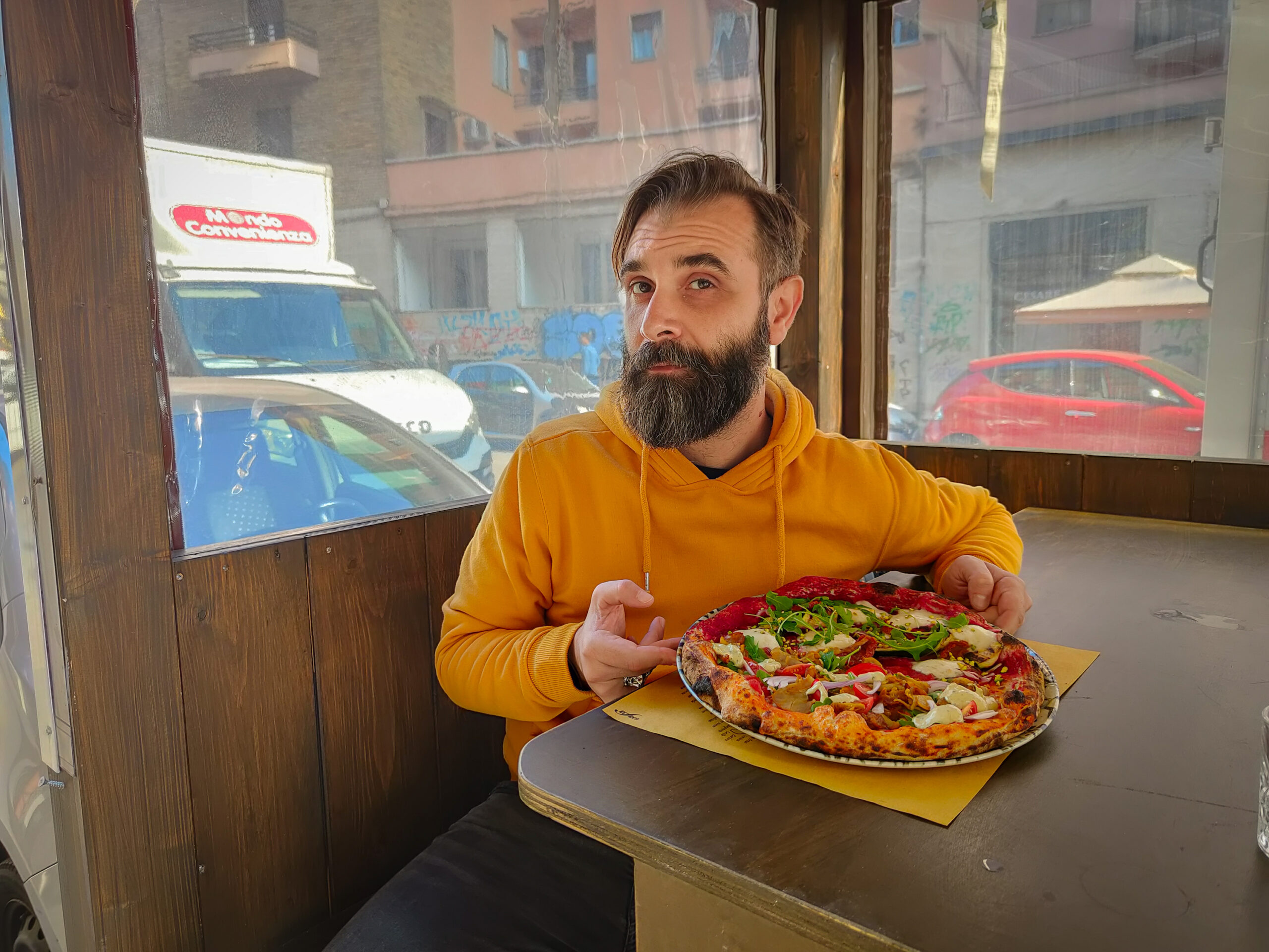 Marco con la pizza .jpg
