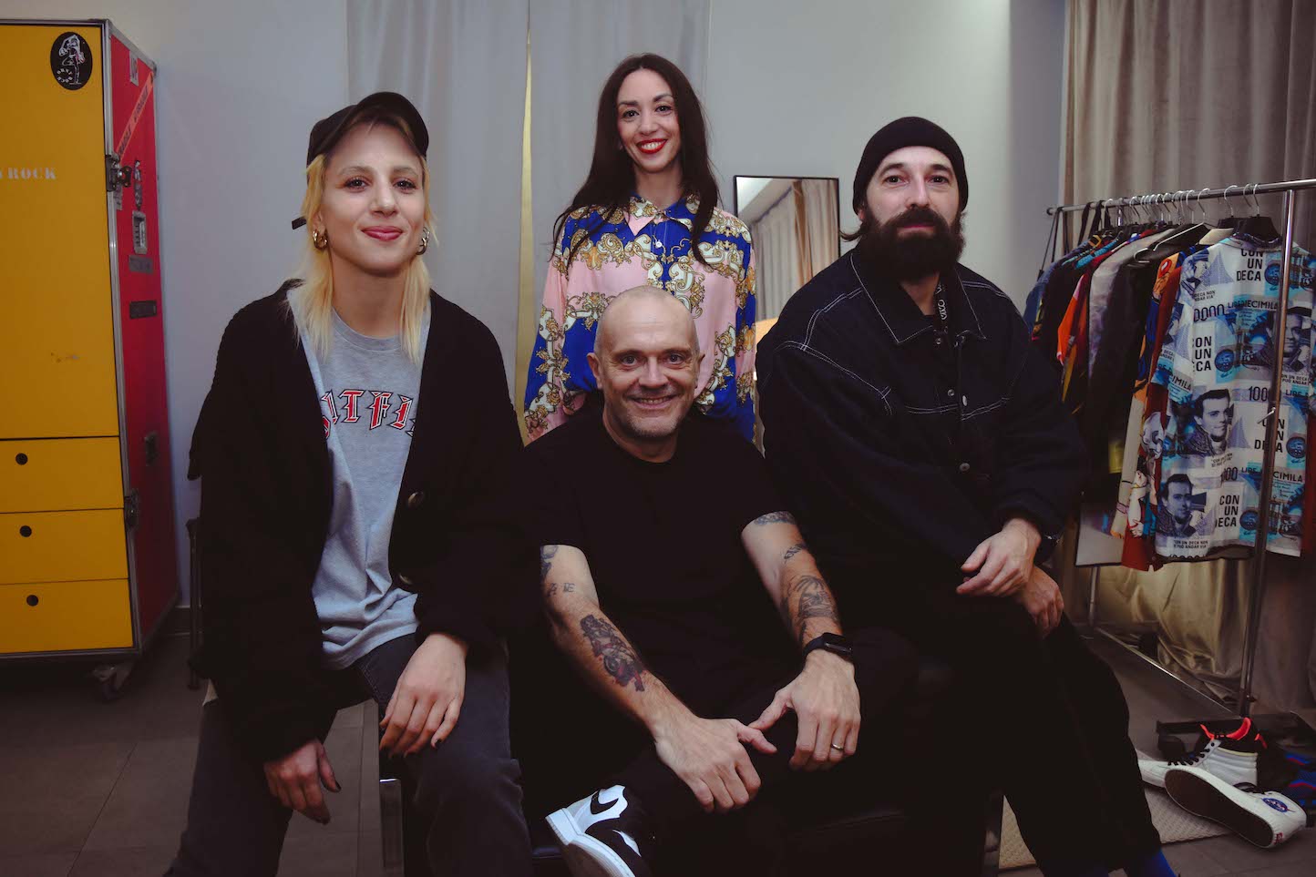 Max Pezzali e Coma Cose nel backstage del Mediolanum Forum il 28 novembre 2022. Foto: Marco Marmiroli