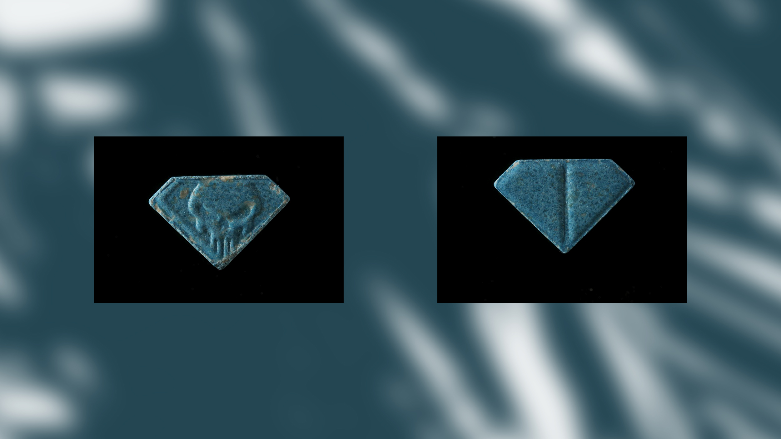 Eine blaue Pille mit Totenkopflogo