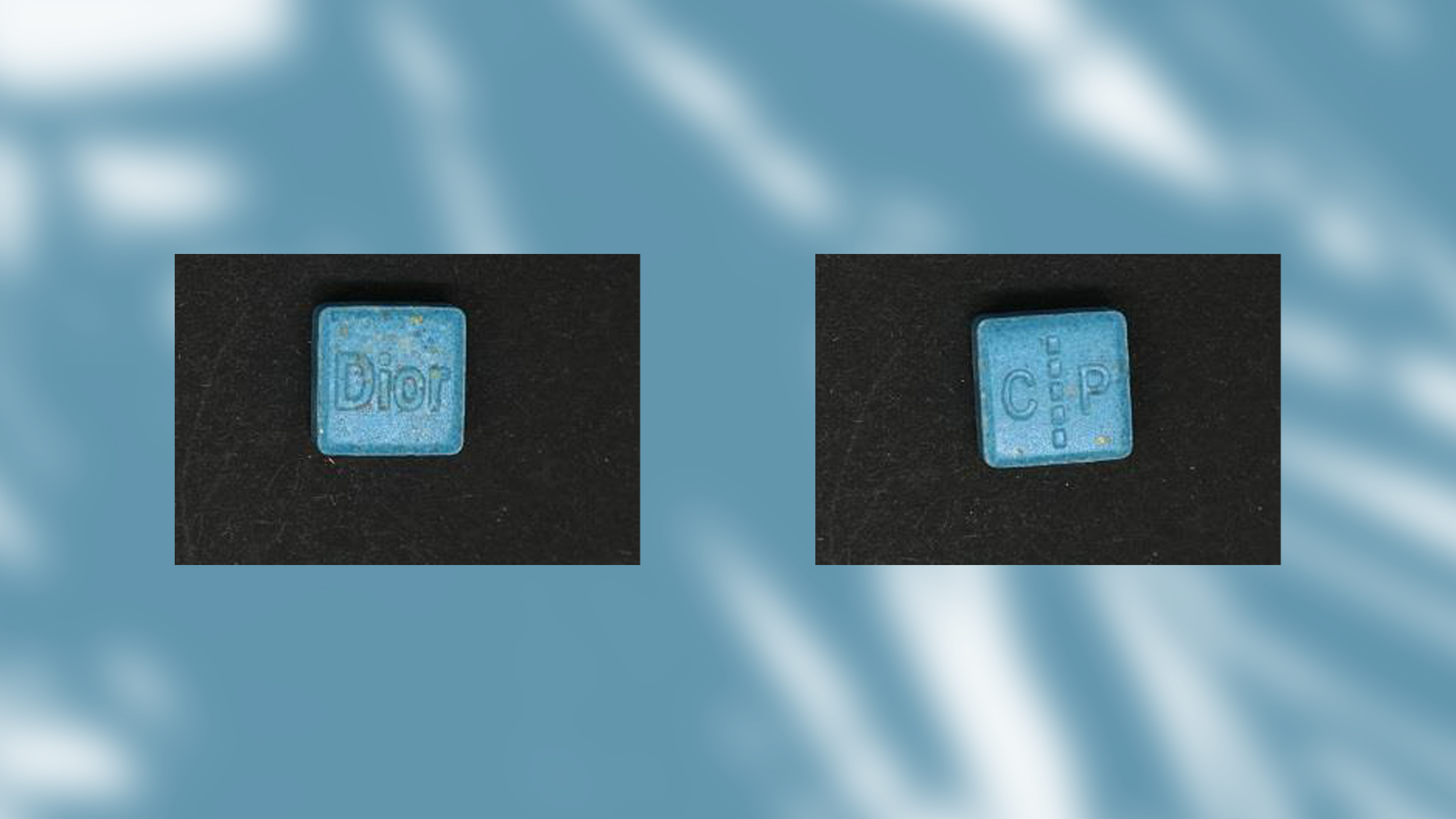 Quadratische blaue Pille mit Dior-Prägung