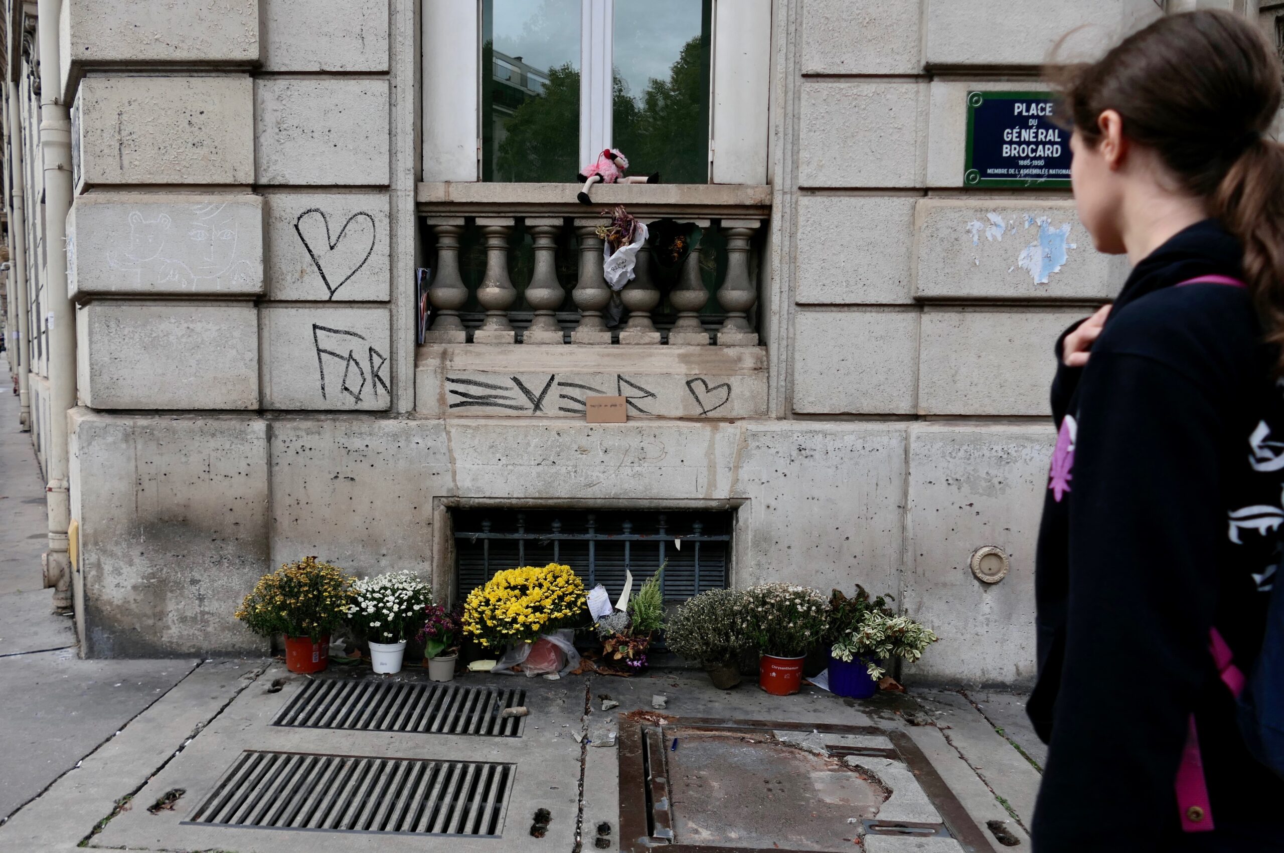 Des fleurs et des mots de riverains sont déposés au coin de l’avenue Hoche, à Paris, en hommage à un sans abri qui vivait là depuis plus de 20 ans. D’origine espagnole mais parlant très peu le français, ce dernier est décédé début septembre. Le collectif Morts de la Rue n’a pas réussi à retrouver ses proches, malgré la mobilisation.