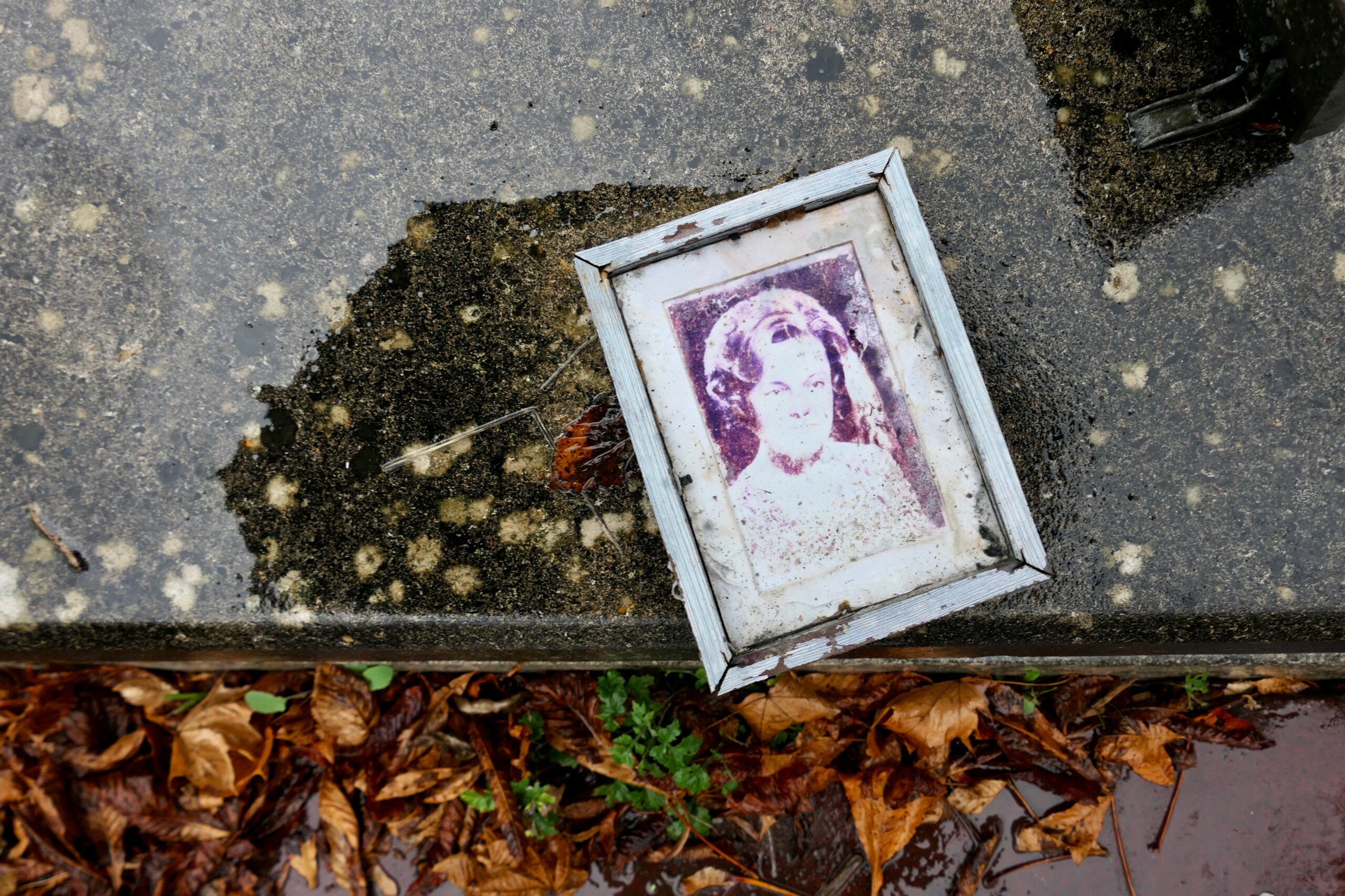 Faute d’entretien, plusieurs tombes du cimetière de Thiais (94) ne portent pas ou plus de plaques. Des effets personnels y sont parfois tout de même disposés en hommage aux défunts. Comme beaucoup de migrants clandestins sont enterrés dans la partie commune, on y retrouve des objets et souvenirs d’un peu partout.