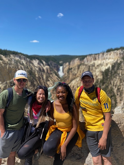 Thrifty With a Compass-oprichters Wunmi Alowonle en Sophia Tran poseren op een berg.