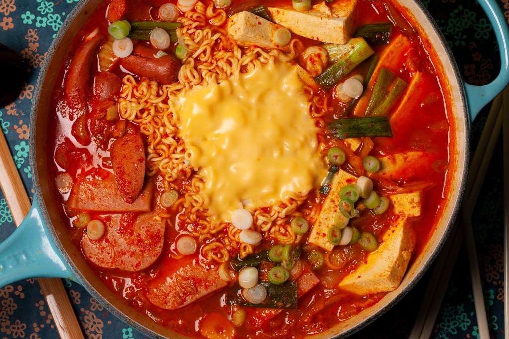 Budae Jjigae 부대찌개 (Korean Army Stew) Recipe