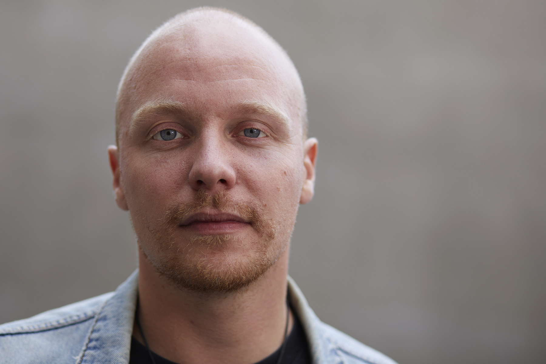 Rens Peters – picture of a man with light blond eyebrows, blue eyes and a ginger goatee, looking seriously straight at camera