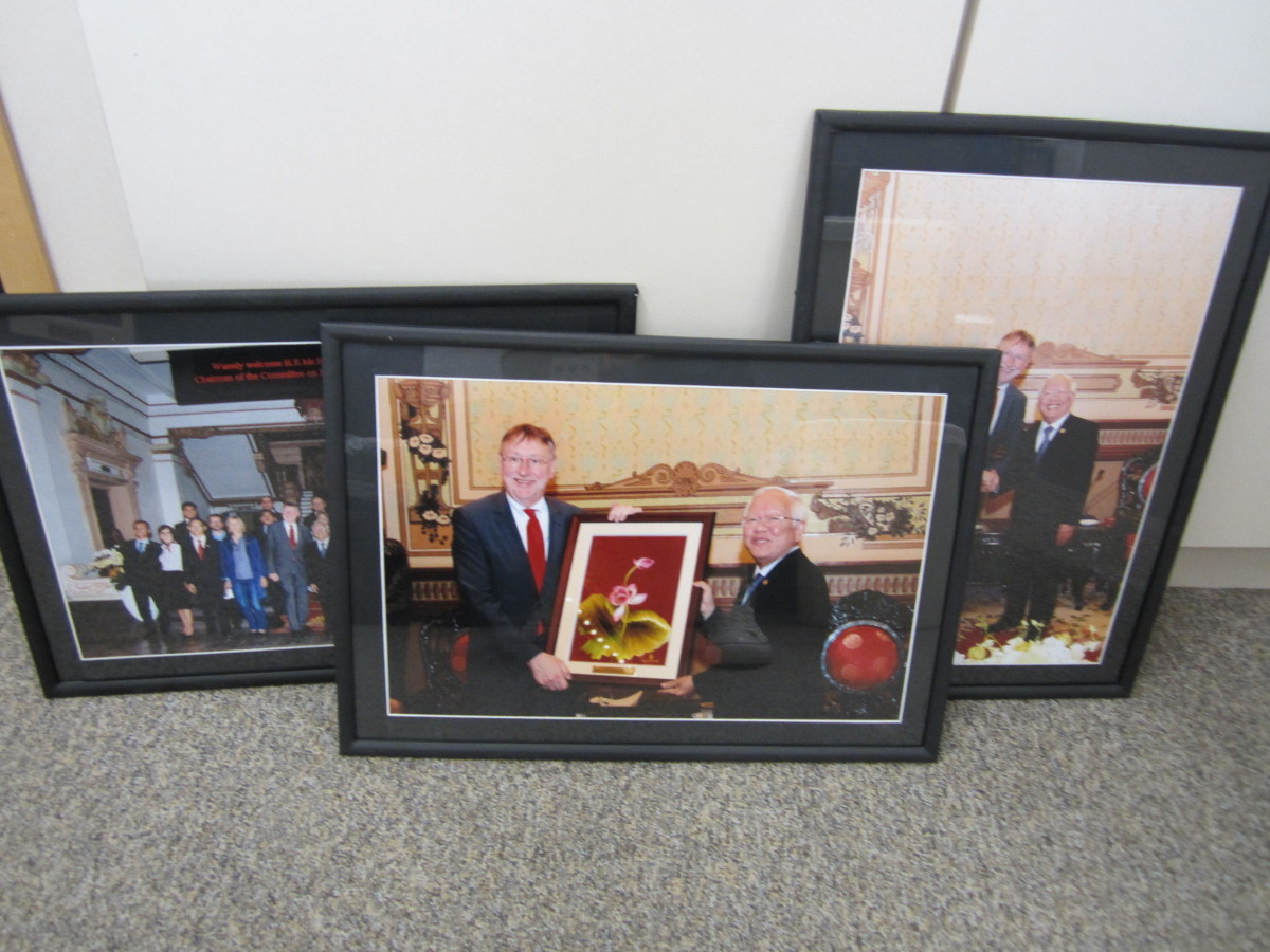 Fotos von Politikern. Wir haben Geschenke an EU-Parlamentarier nach Absurdität geordnet.