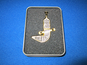 USB Stick in Form eines Säbels. Wir haben Geschenke an EU-Parlamentarier nach Absurdität geordnet.