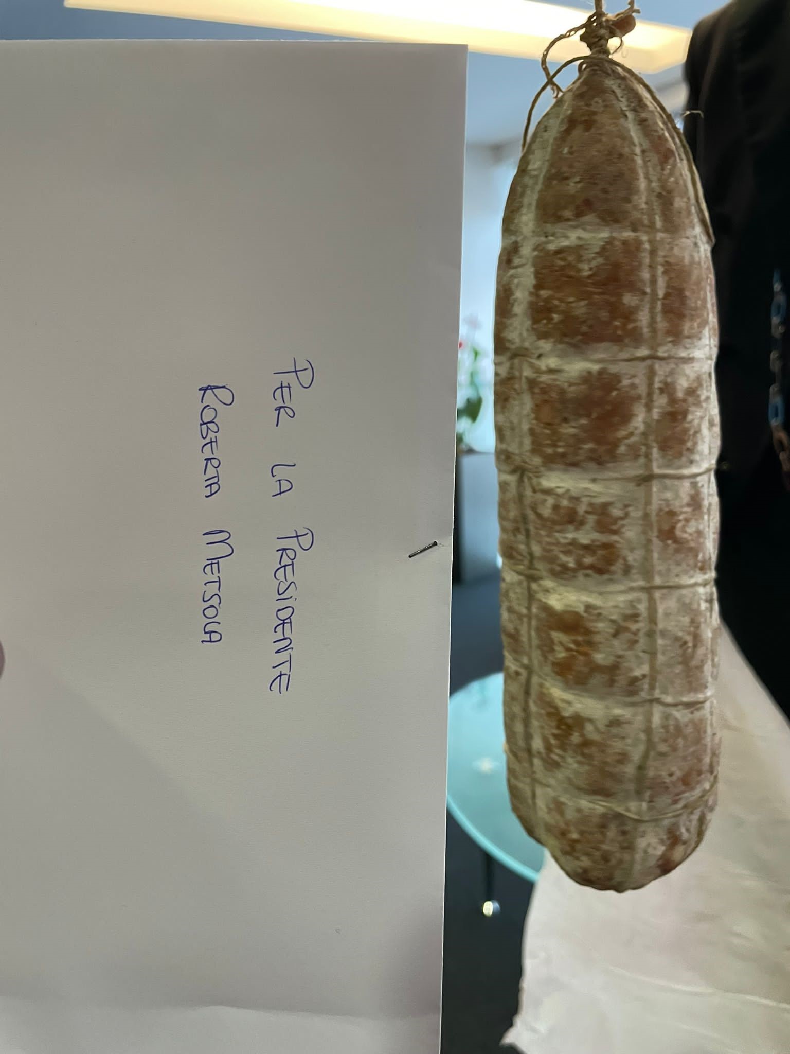 Eine Wurst. Wir haben Geschenke an EU-Parlamentarier nach Absurdität geordnet.