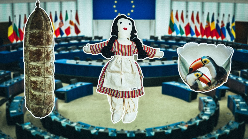 Eine Wurst, eine Puppe und ein Tucan Kerzenständer. Das sind die absurdesten Geschenke an EU-Parlamentarier