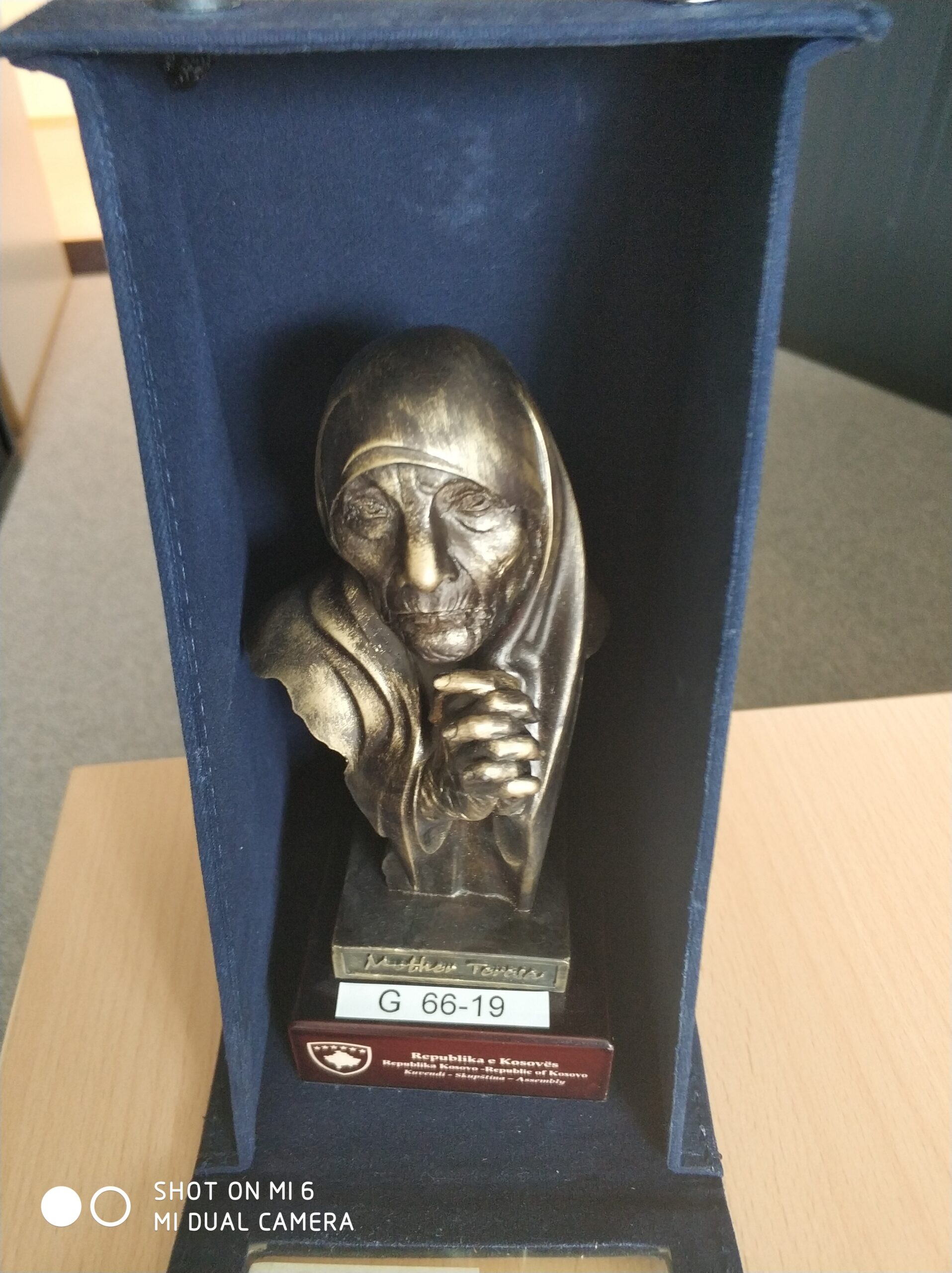 Eine Büste von Mutter Teresa. Wir haben Geschenke an EU-Parlamentarier nach Absurdität geordnet.