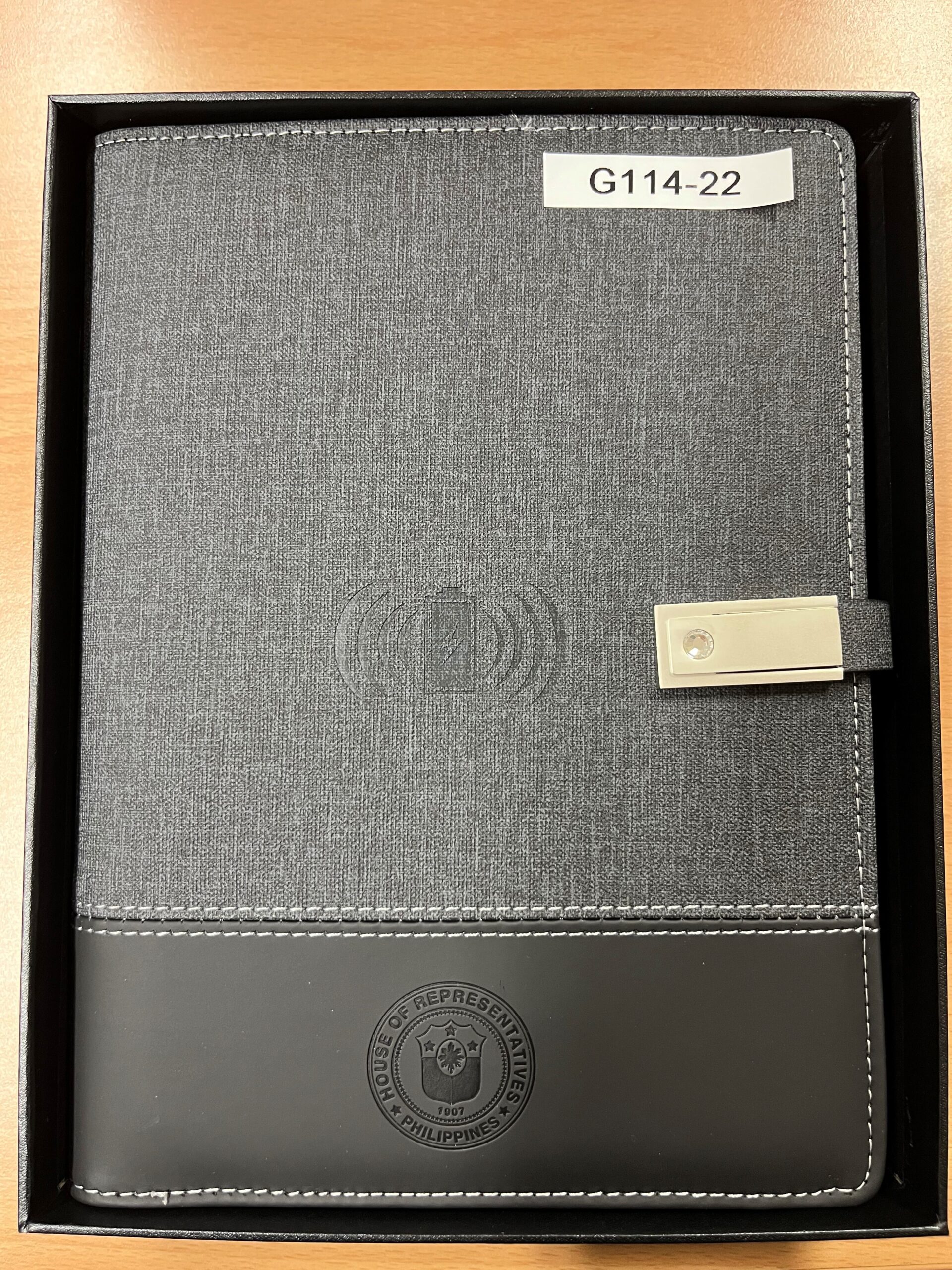 Ein Kalender mit integrierter Powerbank. Wir haben Geschenke an EU-Parlamentarier nach Absurdität geordnet.