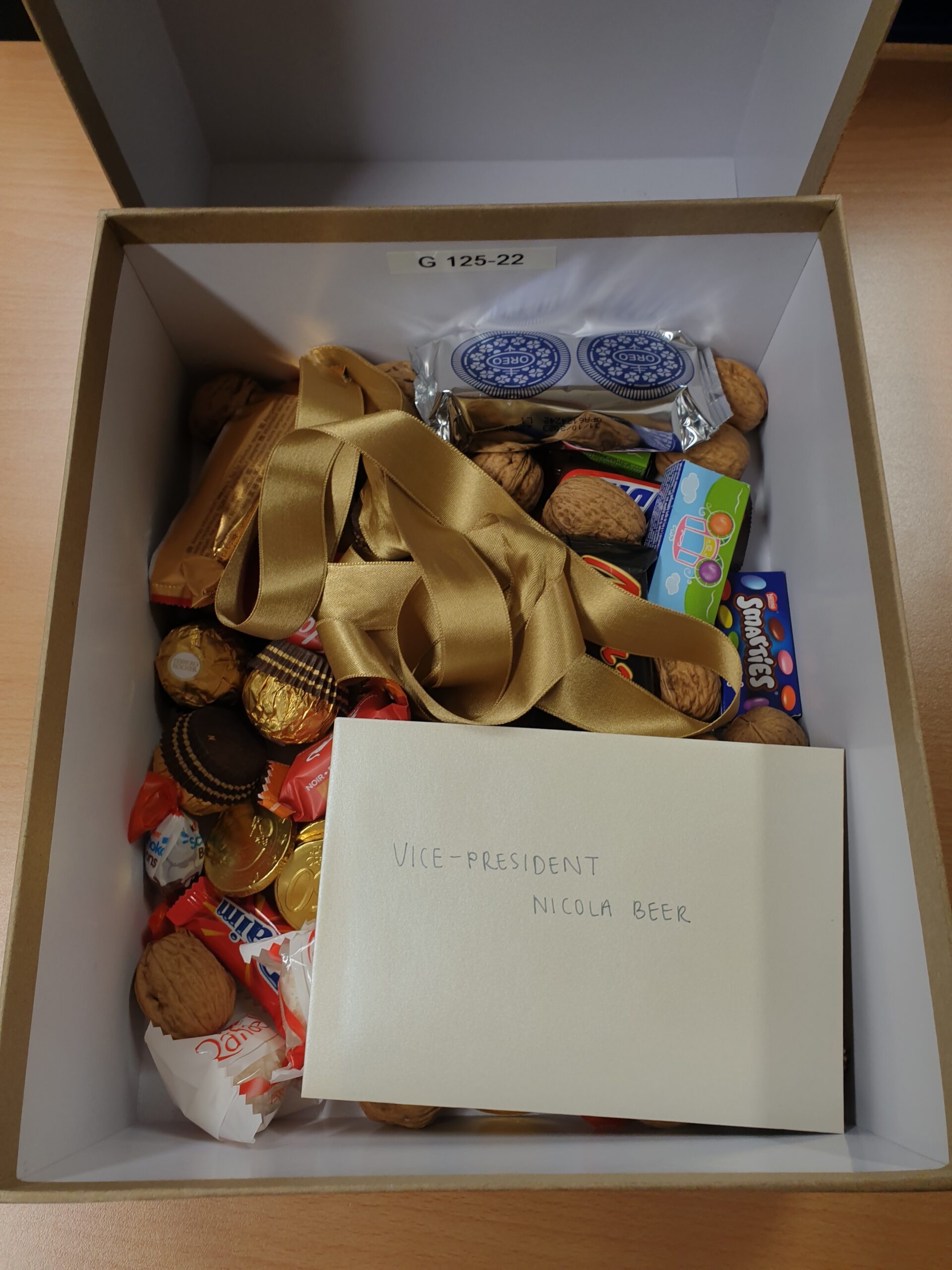Ein Geschenkkarton mit Süßigkeiten. Wir haben Geschenke an EU-Parlamentarier nach Absurdität geordnet.