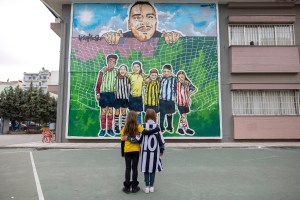 Ο Άλκης Καμπανός «Αγκαλιάζει» τη Διαφορετικότητα σε Τοίχο Σχολείου στην Καλαμαριά