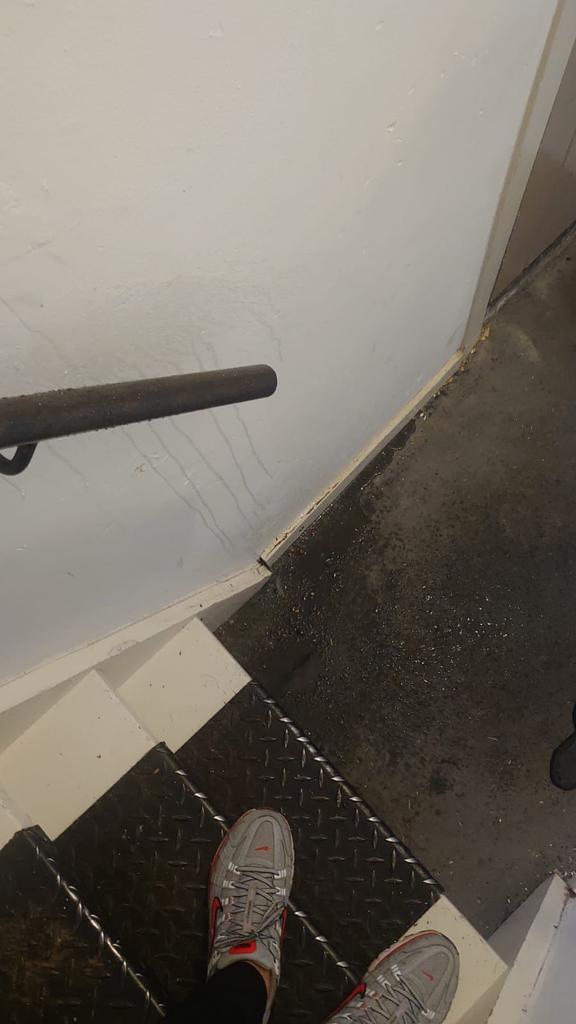 lekkage naast de trap
