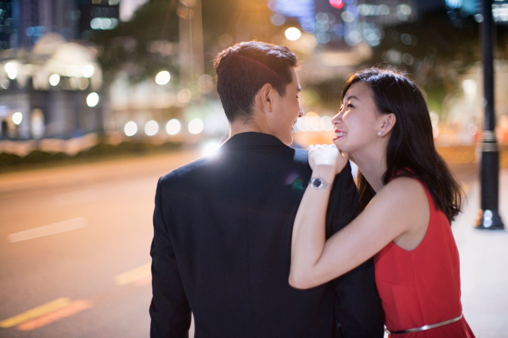 Perempuan Tak Lagi Malu Mengencani Pria Lebih Muda