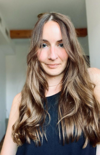 Samira Erich ist 39 Jahre alt, hat braune Haare und trägt ein blaues Top.