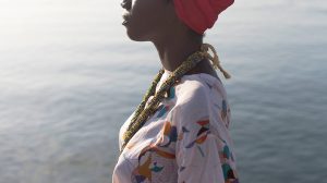 Foto einer afrikanischen Frau vor einem Gewässer, die Somalierin Fos hat Genitalverstümmelung und Zwangsehe erlebt und in Belgien ihre Freiheit gefunden.