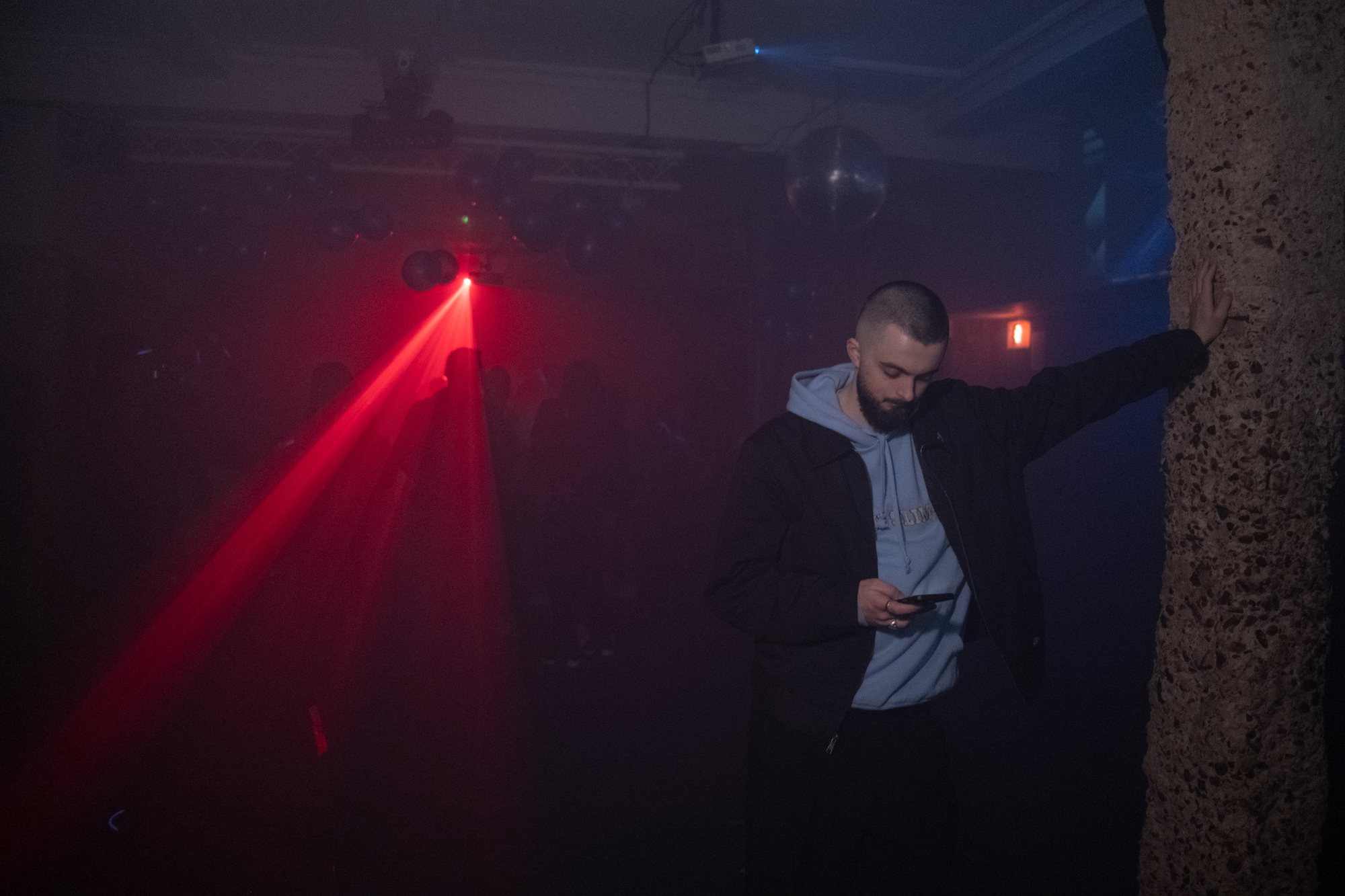 Een man leunt tegen een pilaar in Basing House
