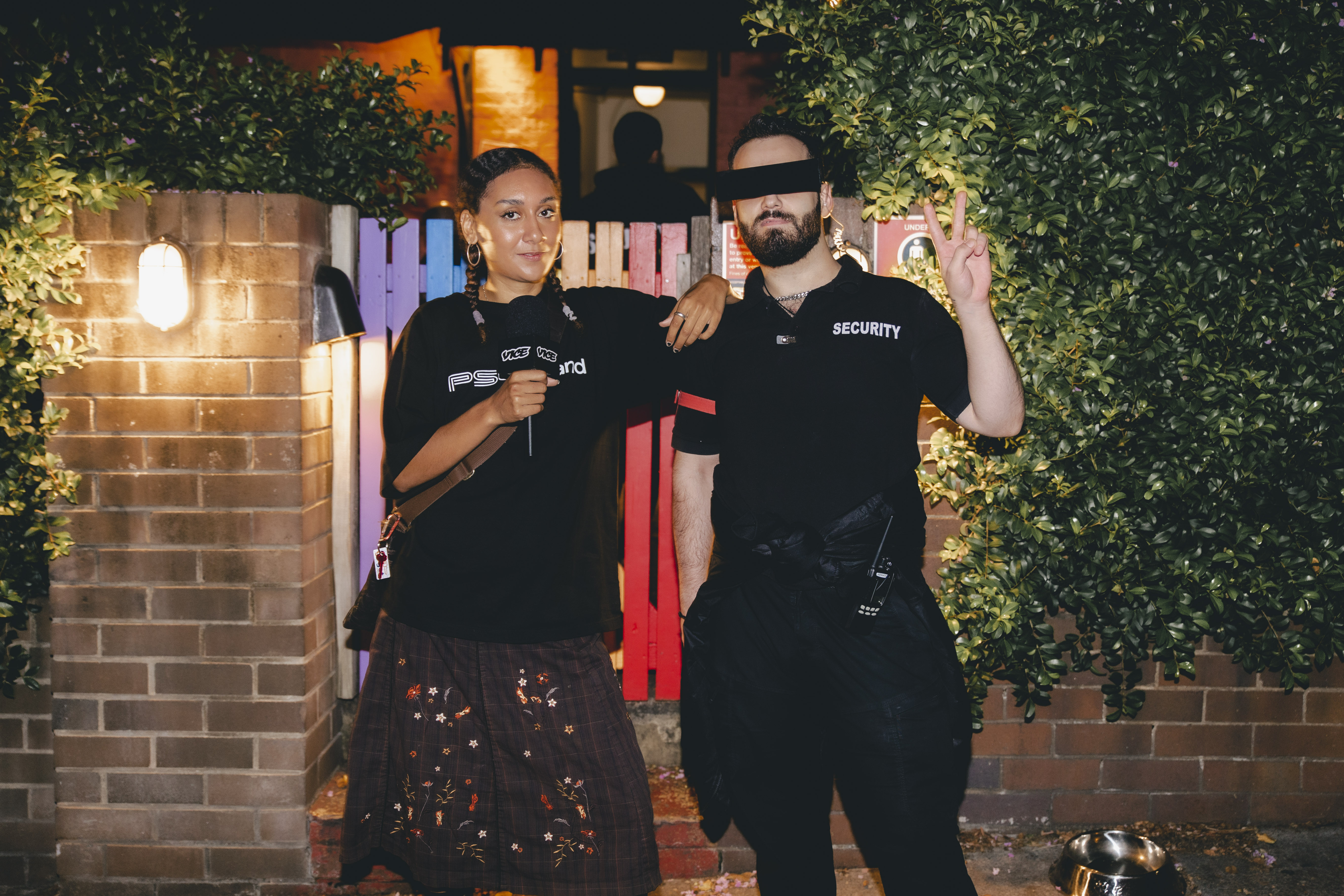 We meet this lovely security guard outside of The Courthouse ((photo by Minori Ueda​ – @minoriuedaphoto)