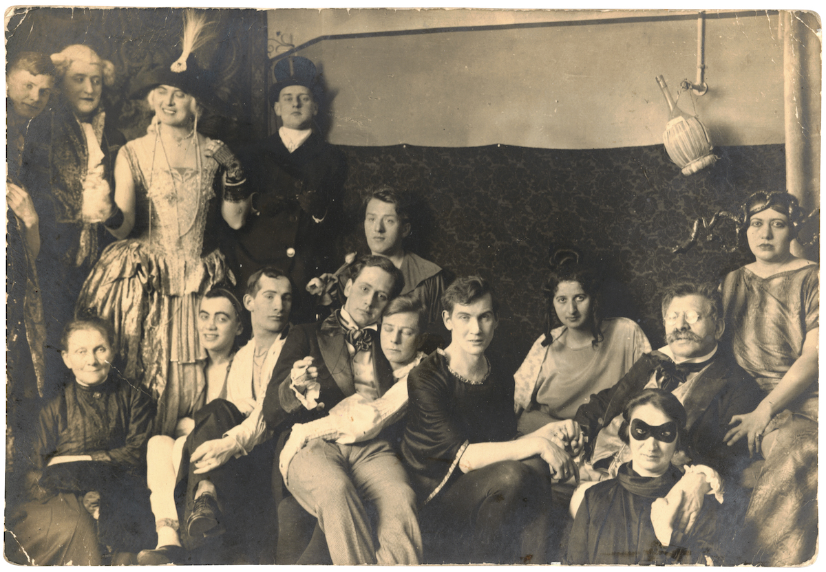 3. Gekostumeerd feest in het Hirschfeld Instituut voor Seksuologie, Berlijn, 1920 © Magnus-Hirschfeld-Gesellschaft e.V., Berlijn.jpg