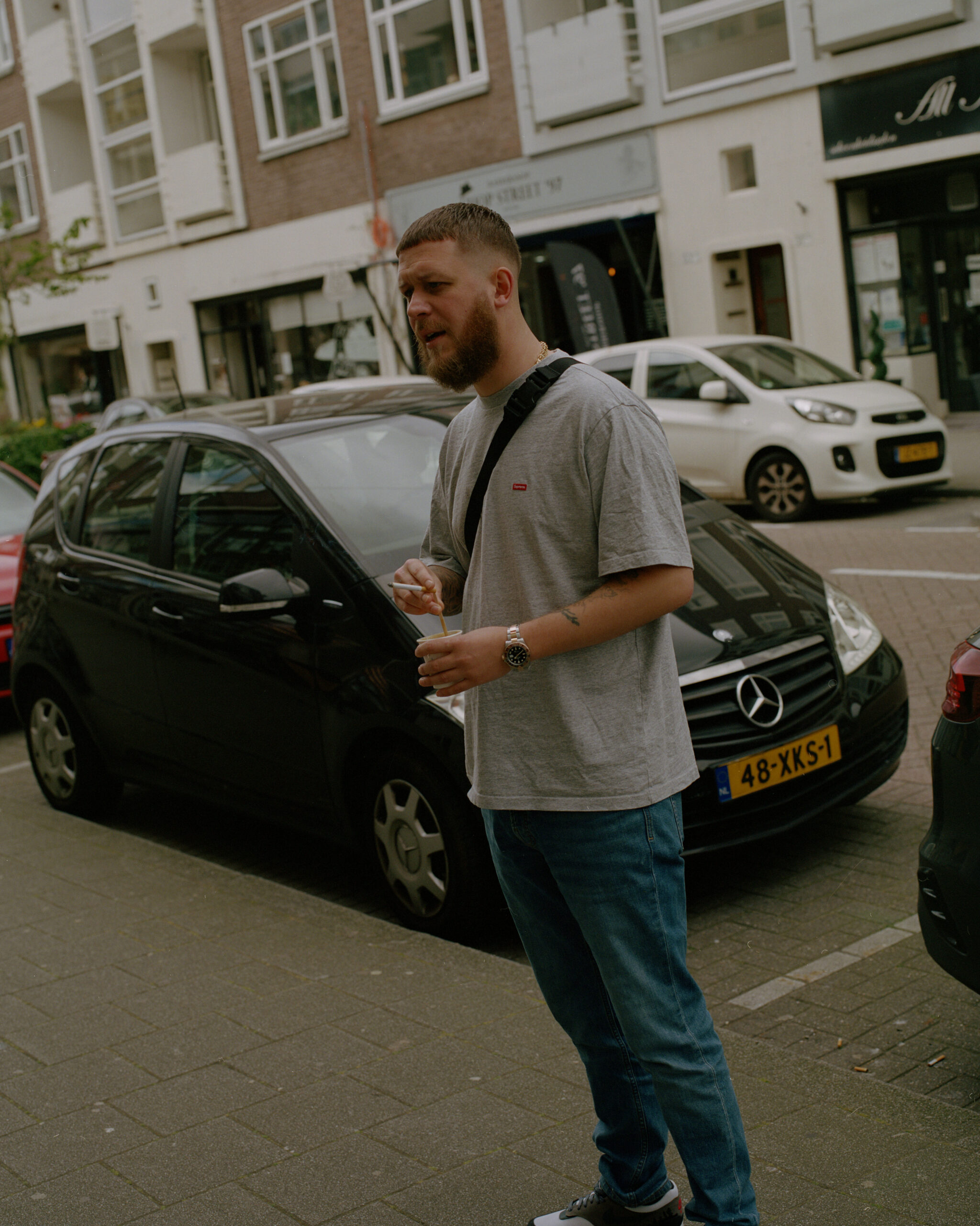 Cor met koffie en een peuk